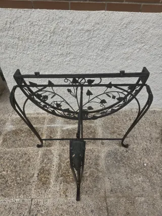 Mesa metálica con diseño de vidriera