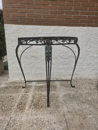 Mesa metálica con diseño de vidriera