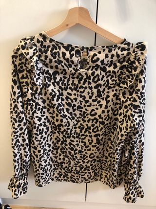 Blusa con volantes y estampado animal