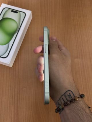 iPhone 15 Verde 87% Batteria