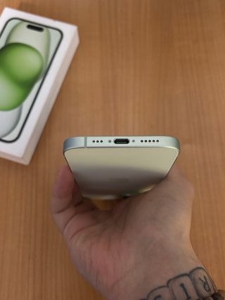iPhone 15 Verde 87% Batteria