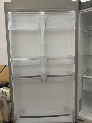 Nevera LG plateada con congelador