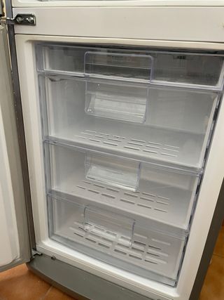 Nevera LG plateada con congelador