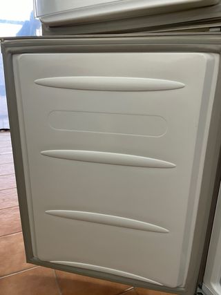 Nevera LG plateada con congelador