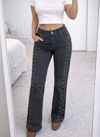 Pantalón recto gris con tachuelas