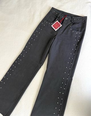 Pantalón recto gris con tachuelas