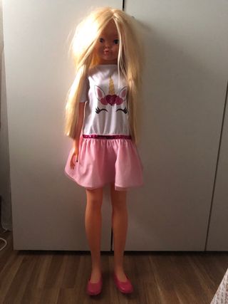 Muñeca grande rubia con vestido rosa