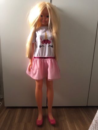 Muñeca grande rubia con vestido rosa
