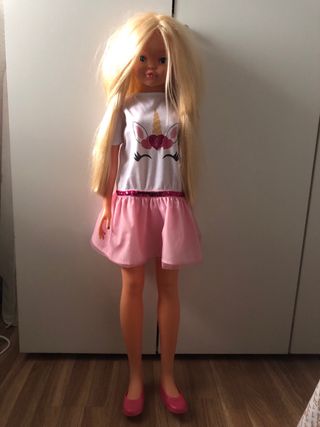Muñeca grande rubia con vestido rosa