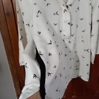 Camisa blanca con estampado de pájaros