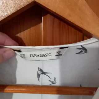 Camisa blanca con estampado de pájaros