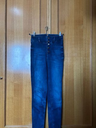 Pantalones vaqueros Guess elásticos