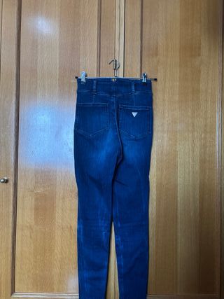 Pantalones vaqueros Guess elásticos
