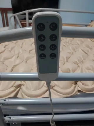 Cama articulada con colchón antiescaras
