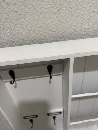 Colgador de pared blanco con 4 ganchos