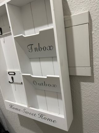 Colgador de pared blanco con 4 ganchos