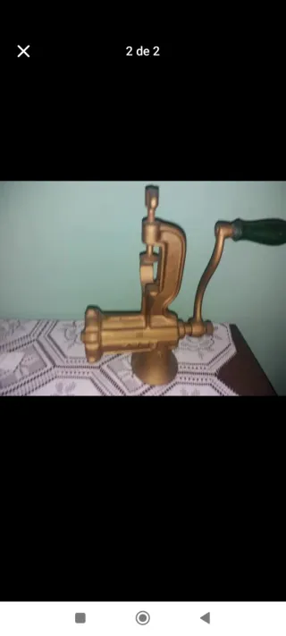 Picadora de carne antigua dorada