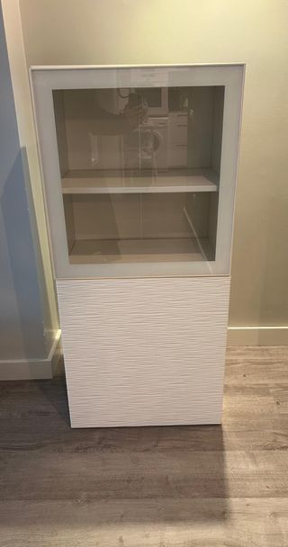 Mueble blanco de salón con vitrina de Ikea