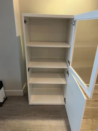 Mueble blanco de salón con vitrina de Ikea