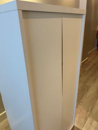 Mueble blanco de salón con vitrina de Ikea