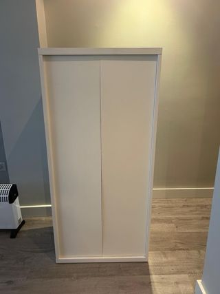 Mueble blanco de salón con vitrina de Ikea