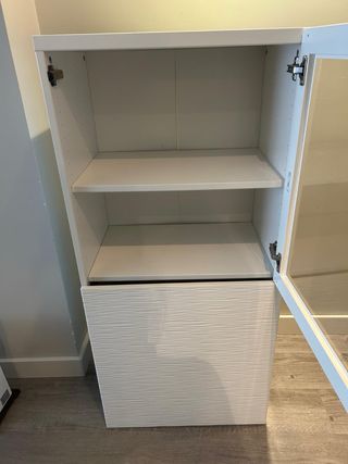 Mueble blanco de salón con vitrina de Ikea
