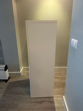Mueble blanco de salón con vitrina de Ikea