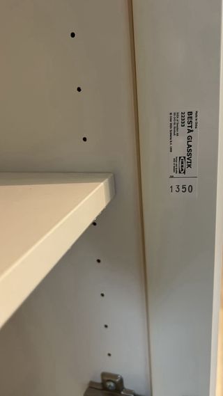 Mueble blanco de salón con vitrina de Ikea