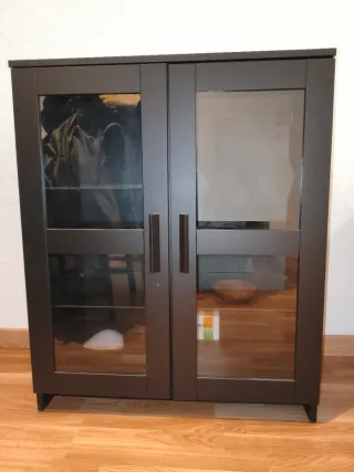 Vitrina negra de cristal con estanterías de crista