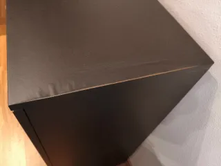 Vitrina negra de cristal con estanterías de crista