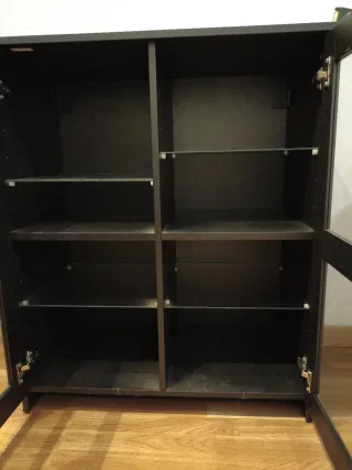 Vitrina negra de cristal con estanterías de crista