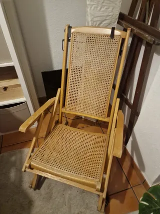 Mecedora antigua de mimbre y madera