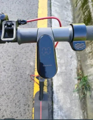 Patinete Eléctrico Negro y Rojo