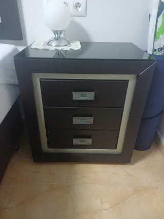 Cabezal, 2 mesitas y sinfonier