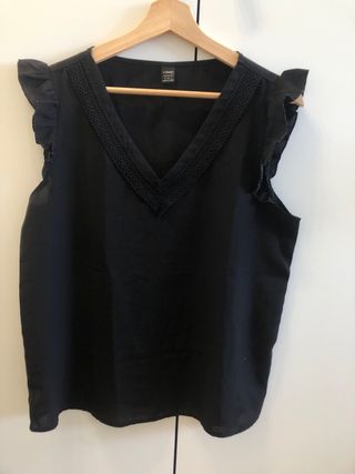 Blusa negra sin mangas con volantes