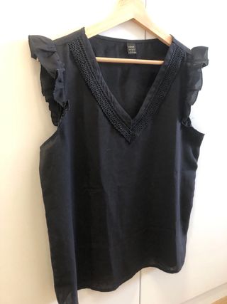 Blusa negra sin mangas con volantes