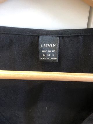 Blusa negra sin mangas con volantes