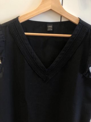 Blusa negra sin mangas con volantes