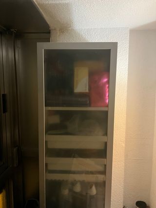 Mueble de baño metálico con puertas de cristal