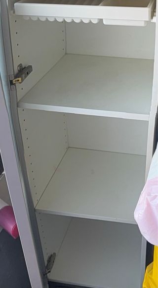 Mueble de baño metálico con puertas de cristal