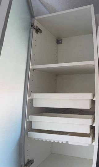 Mueble de baño metálico con puertas de cristal