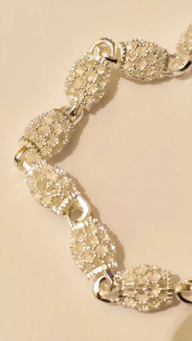 Pulsera plateada con diseño floral