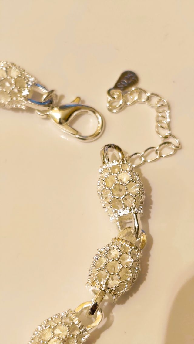 Pulsera plateada con diseño floral