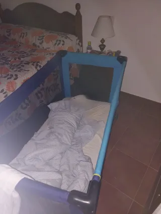 Cuna de viaje azul . Medidas estándar