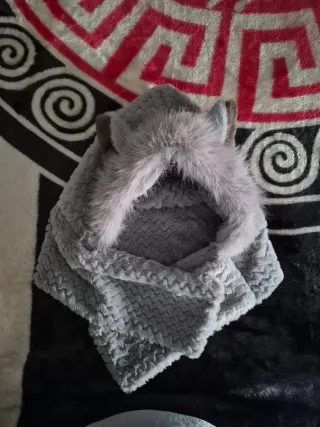 Gorro de moda gris con orejas