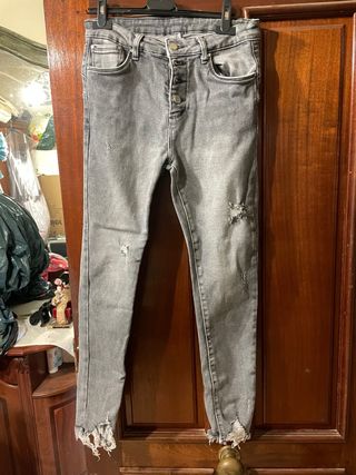 Pantalón vaquero gris desgastado