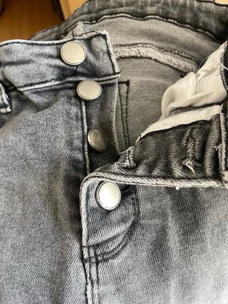 Pantalón vaquero gris desgastado