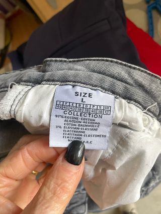 Pantalón vaquero gris desgastado