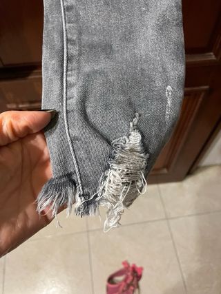 Pantalón vaquero gris desgastado