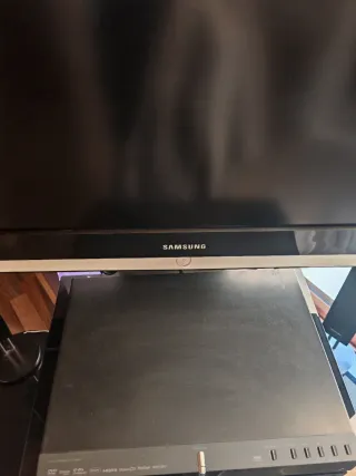 TV Samsung + Mesa + Soundbar